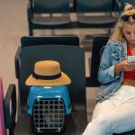 kobieta przy walizkach na lotnisku