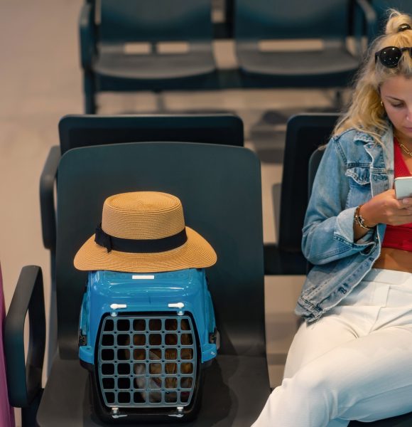 kobieta przy walizkach na lotnisku