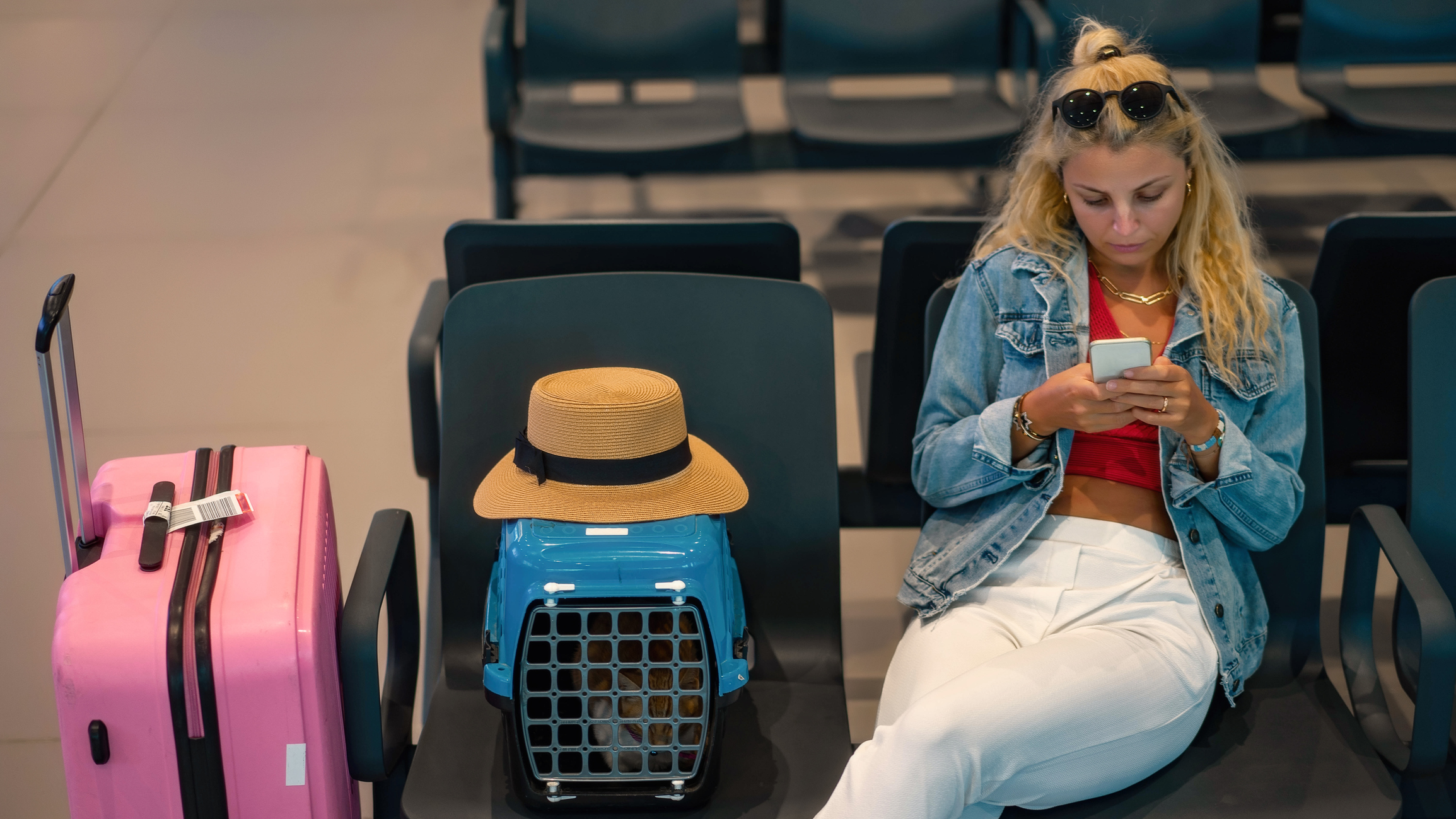 kobieta przy walizkach na lotnisku