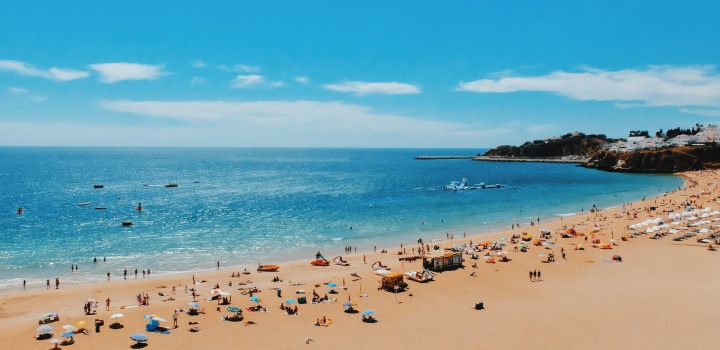 Zatłoczona plaża podczas wakacji w lipcu
