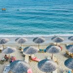 Parasole na plaży w Atenach