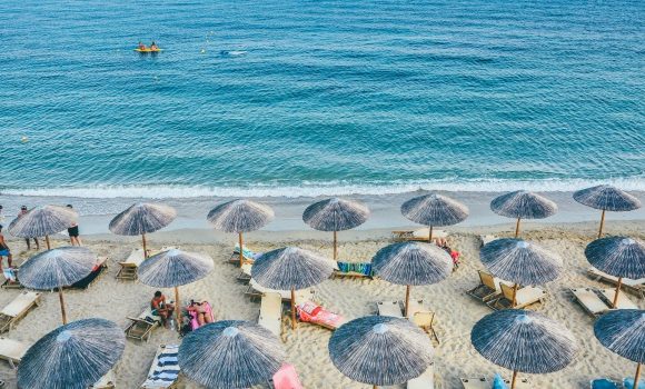 Parasole na plaży w Atenach