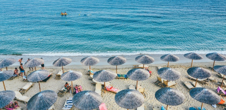 Parasole na plaży w Atenach