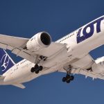 Samolot Polskich Linii Lotniczych Lot w trakcie lądowania
