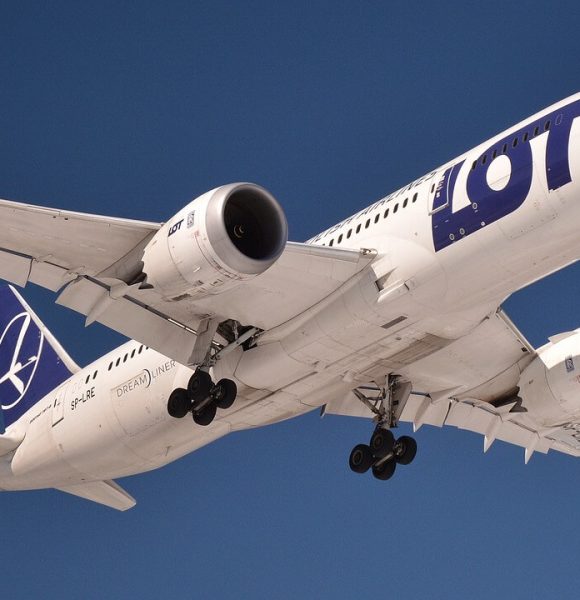 Samolot Polskich Linii Lotniczych Lot w trakcie lądowania