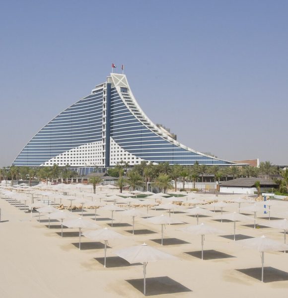Duży hotel w Dubaju, Piasek plaża.