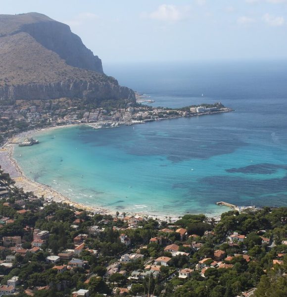 Widok z lotu ptaka na plaże w Palermo