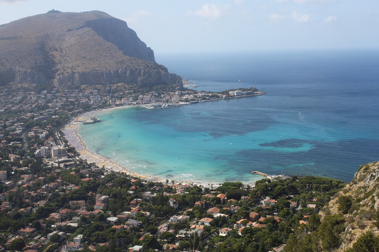 Widok z lotu ptaka na plaże w Palermo