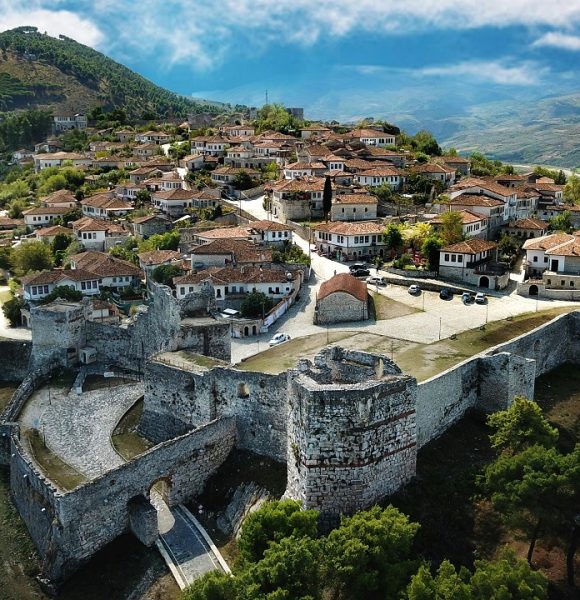 Ile trwa lot do Albanii? Sprawdź, ile się leci do Albanii