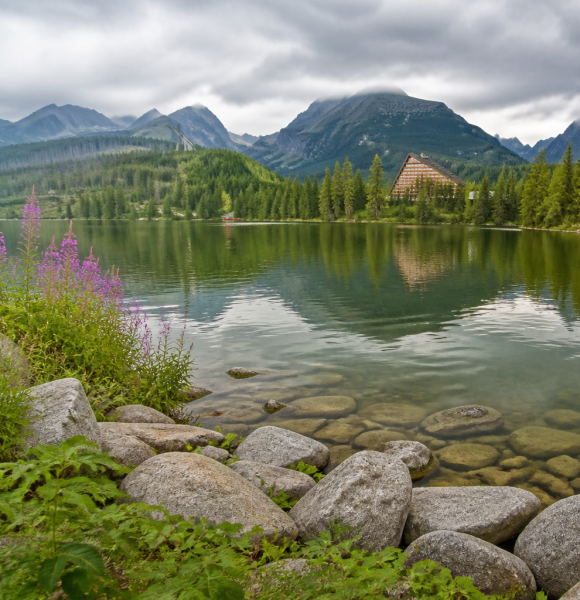 Szczyrbskie Jezioro (Štrbské Pleso) w Tatrach Słowackich